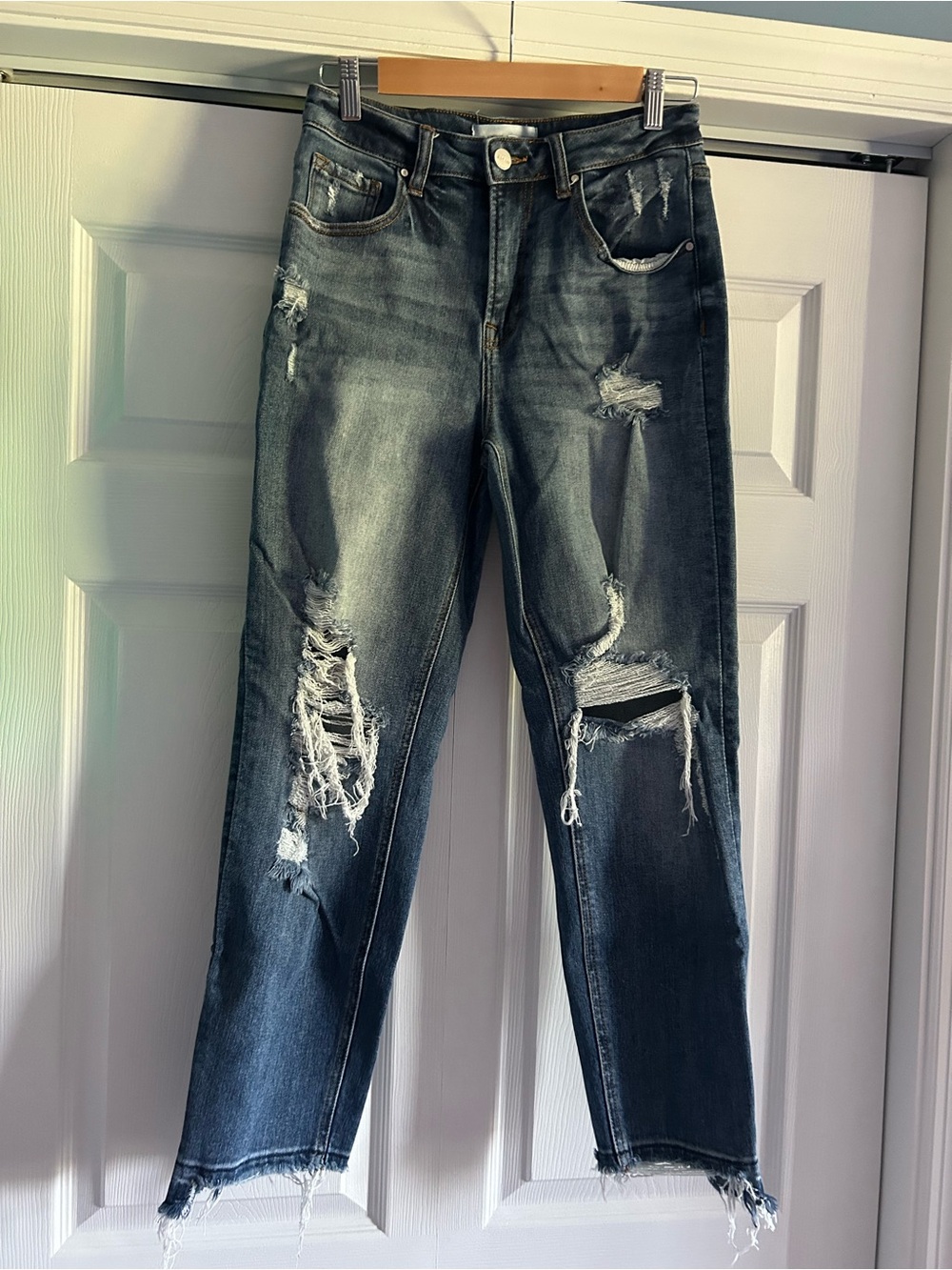 Distressed Jeans in Dark Blue